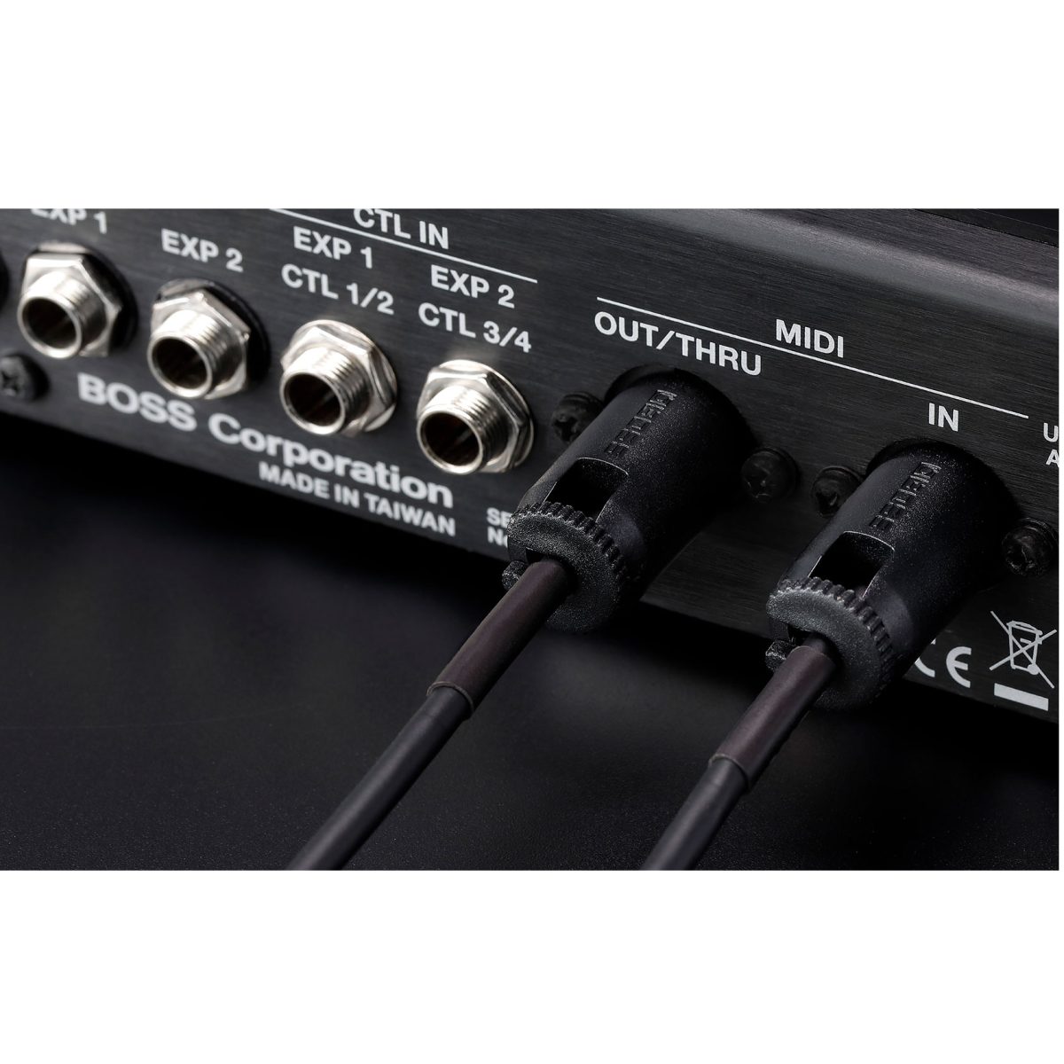 Boss BMIDIPB1- MIDI Cable connected