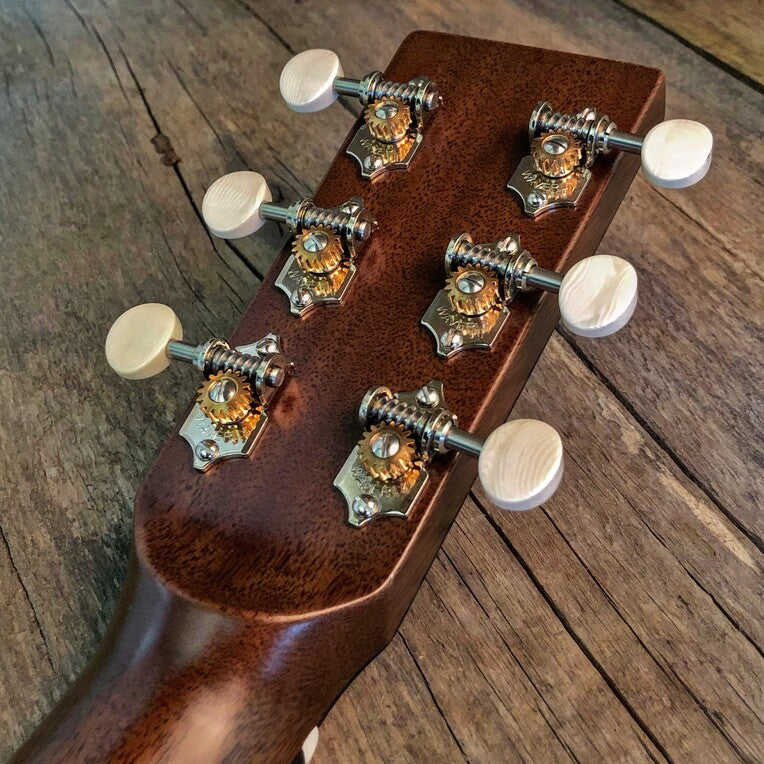 Boucher - LESG131 Studio Goose OM Hybrid - Flame Walnut machine heads
