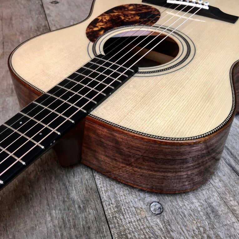 Boucher - LESG131 Studio Goose OM Hybrid - Flame Walnut body