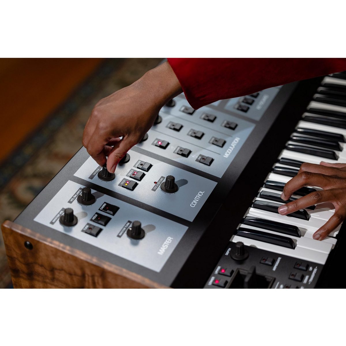 Oberheim OB-X8 Analog Synthesizer - (OB3600) hands on