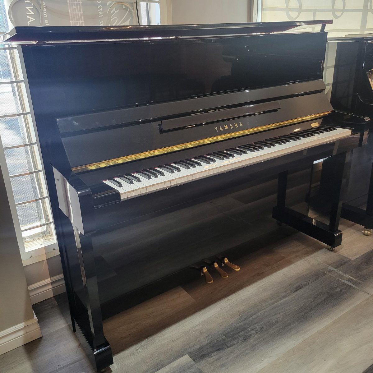 Yamaha - T121 48” Upright Piano in Polished Ebony