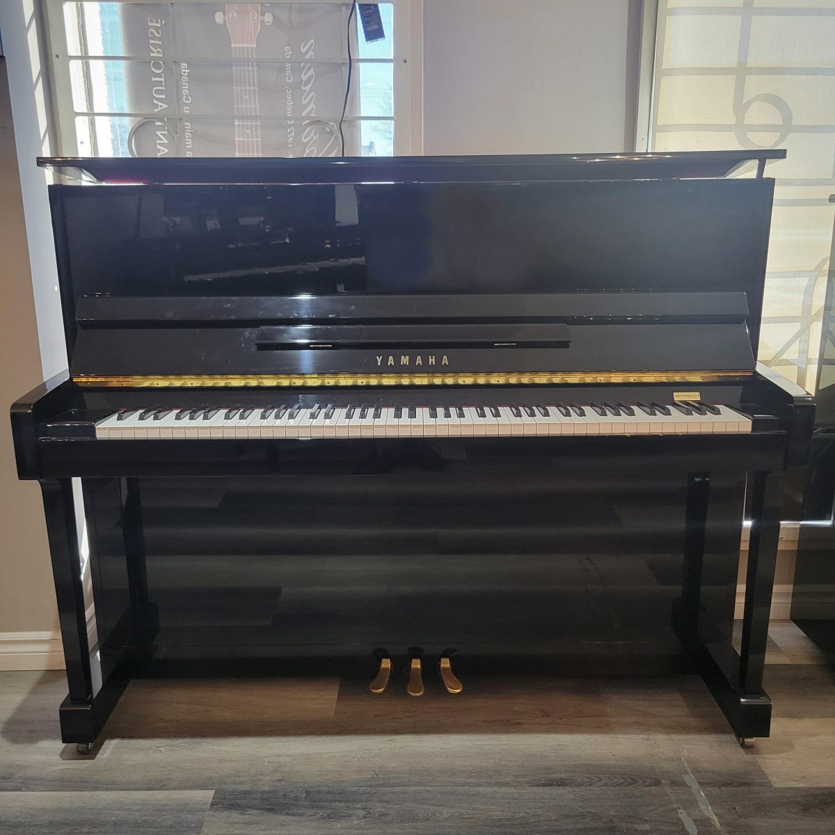 Yamaha - T121 48” Upright Piano in Polished Ebony